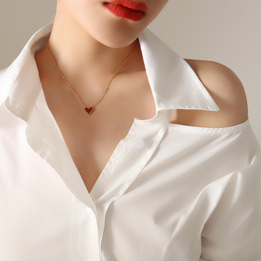 French-style gold-plated surround red heart necklace, versatile and sweet-cool, made of titanium steel that doesn't fade, high-end women's clavicle necklace.