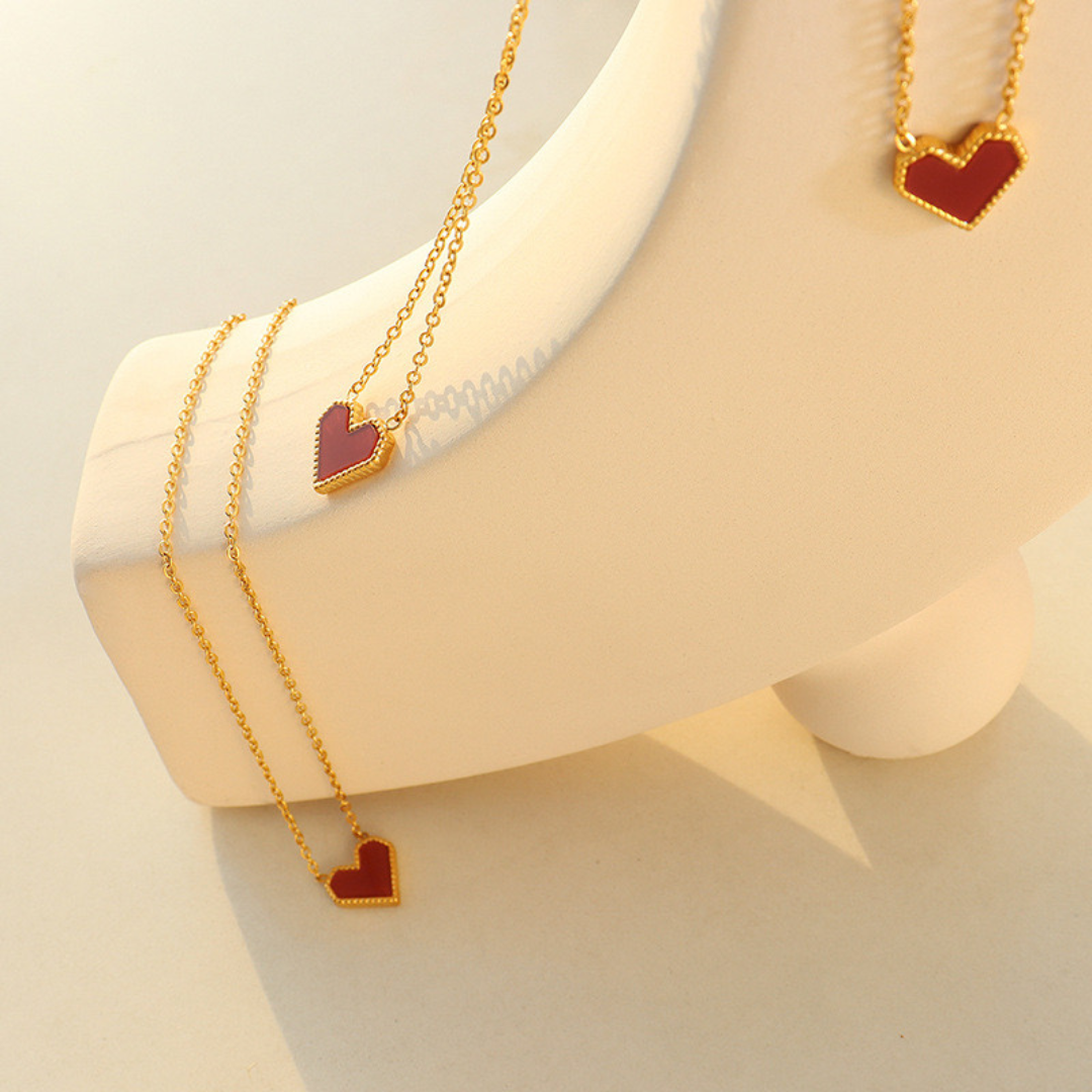 French-style gold-plated surround red heart necklace, versatile and sweet-cool, made of titanium steel that doesn't fade, high-end women's clavicle necklace.