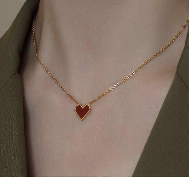 French-style gold-plated surround red heart necklace, versatile and sweet-cool, made of titanium steel that doesn't fade, high-end women's clavicle necklace.